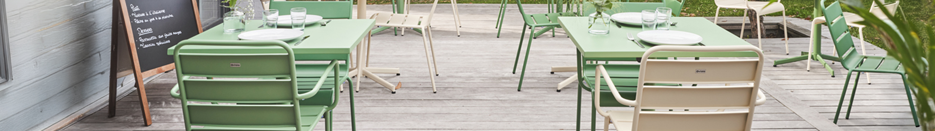 chaises sur terrasse de restaurant